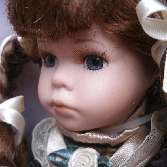 Christina Collection Victorian Porcelain Doll NIB - Picture 4 of 8
